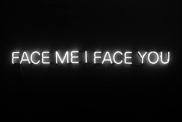 letreiro luminoso escrito face me I face you