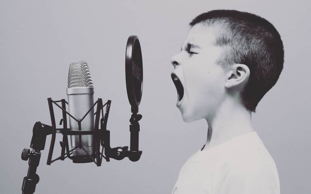 menino cantando ao microfone